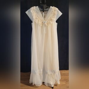 Stunning Vintage 2-Piece Shadowline Peignor Set